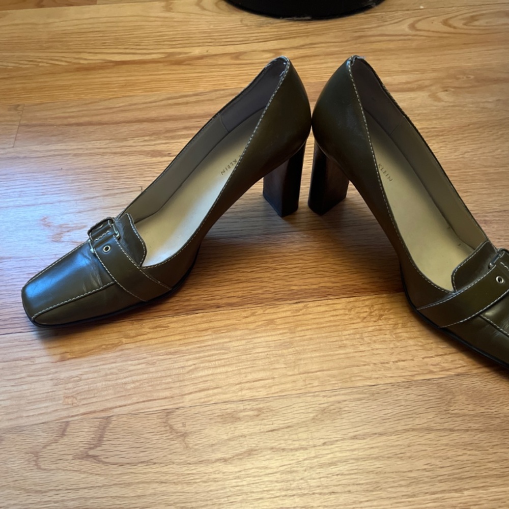 Heels - Picture 2 of 2